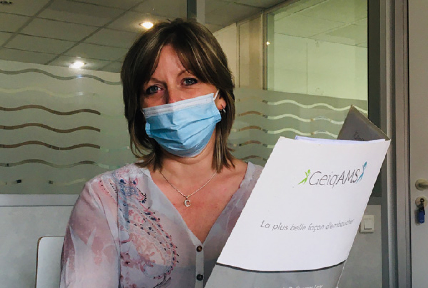 Céline, dans le secteur des services à la personne, est un exemple de réussite d'accompagnement par le Geiq. © : Geiq.