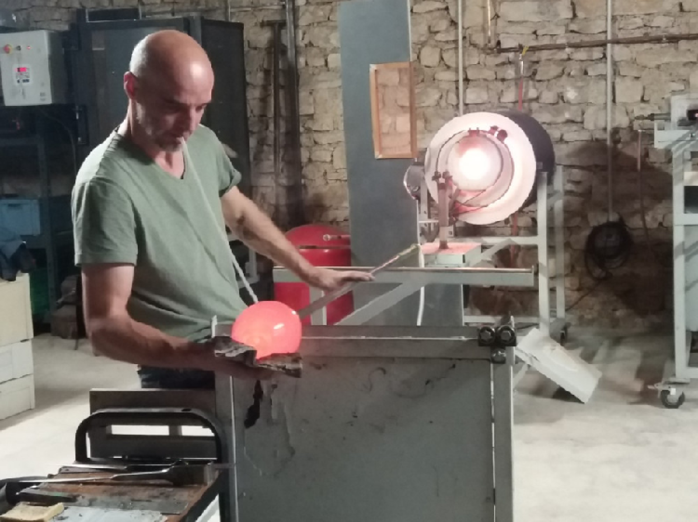 Initiation au soufflage de verre avec le maître verrier Gabriel Beltra