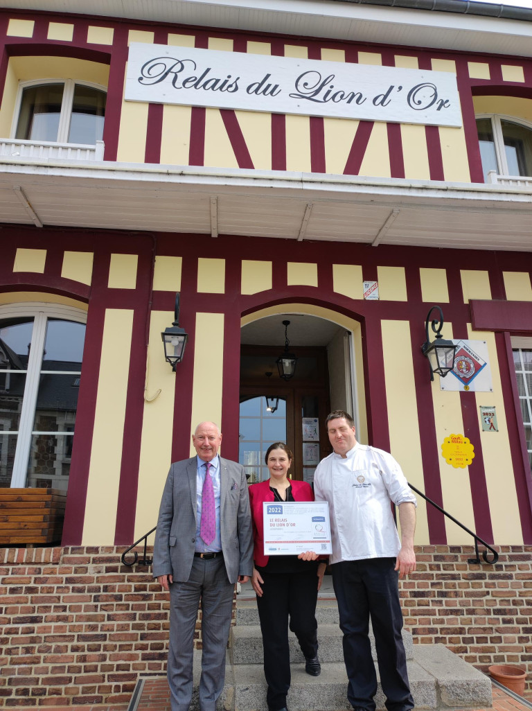 De gauche à droite : Patrick Coquelet, Président de la Délégation de Dieppe de la CCI Rouen Métropole, Mme et M. VAUTIER, les propriétaires du restaurant.