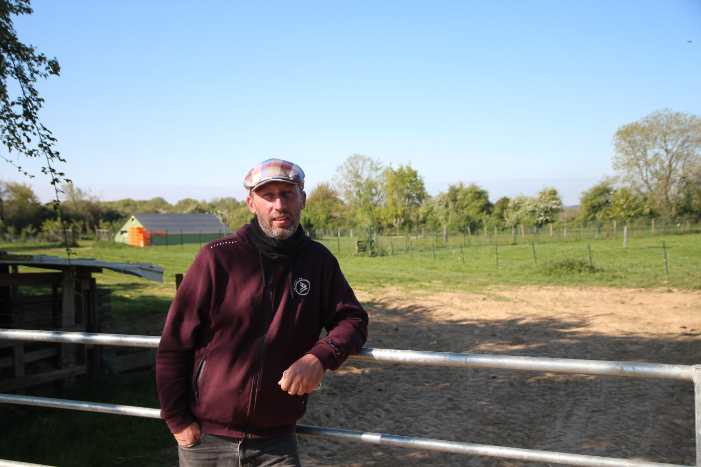 Gaëtan Royer devant la barrière fermée de son élevage : l'accès reste strictement interdit et les poulets sont encore soumis à un confinement dans leurs bâtiments. (© Aletheia Press / B.Delabre)