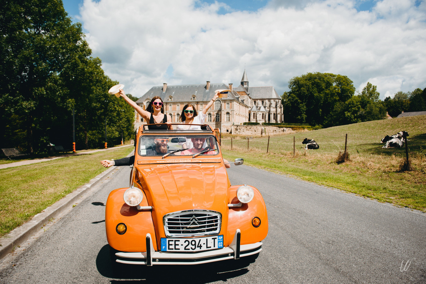 En famille, entre amis ou dans un cadre professionnel, les voyages rétro en 2CV s’adaptent à chacun. @Retroscapade