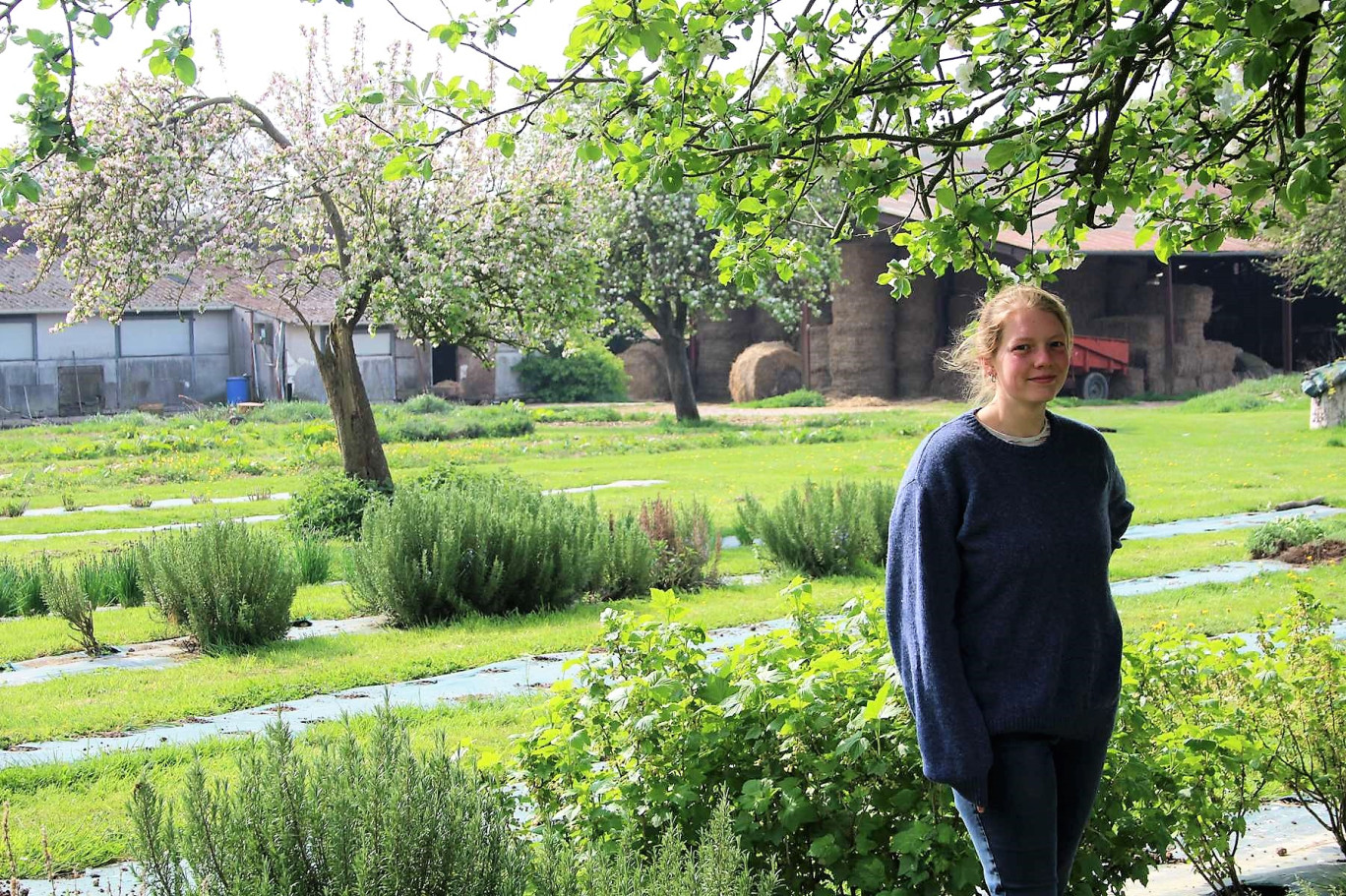 Louise Dalle, au milieu de ses cultures.