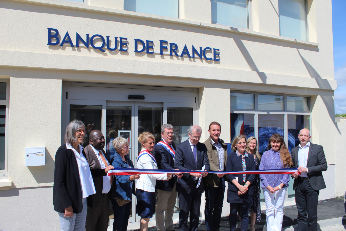 Le gouverneur de la Banque de France François Villeroy de Galhau (au centre, à g.), Antoine Lefèvre, sénateur de l'Aisne, Aude Bono, députée de l'Aisne, Annie Tujek, conseillère départementale avec (à dr.) Éric Delhaye, maire de Laon et Catherine Caudron, directrice départementale de la Banque de France dans l'Aisne.