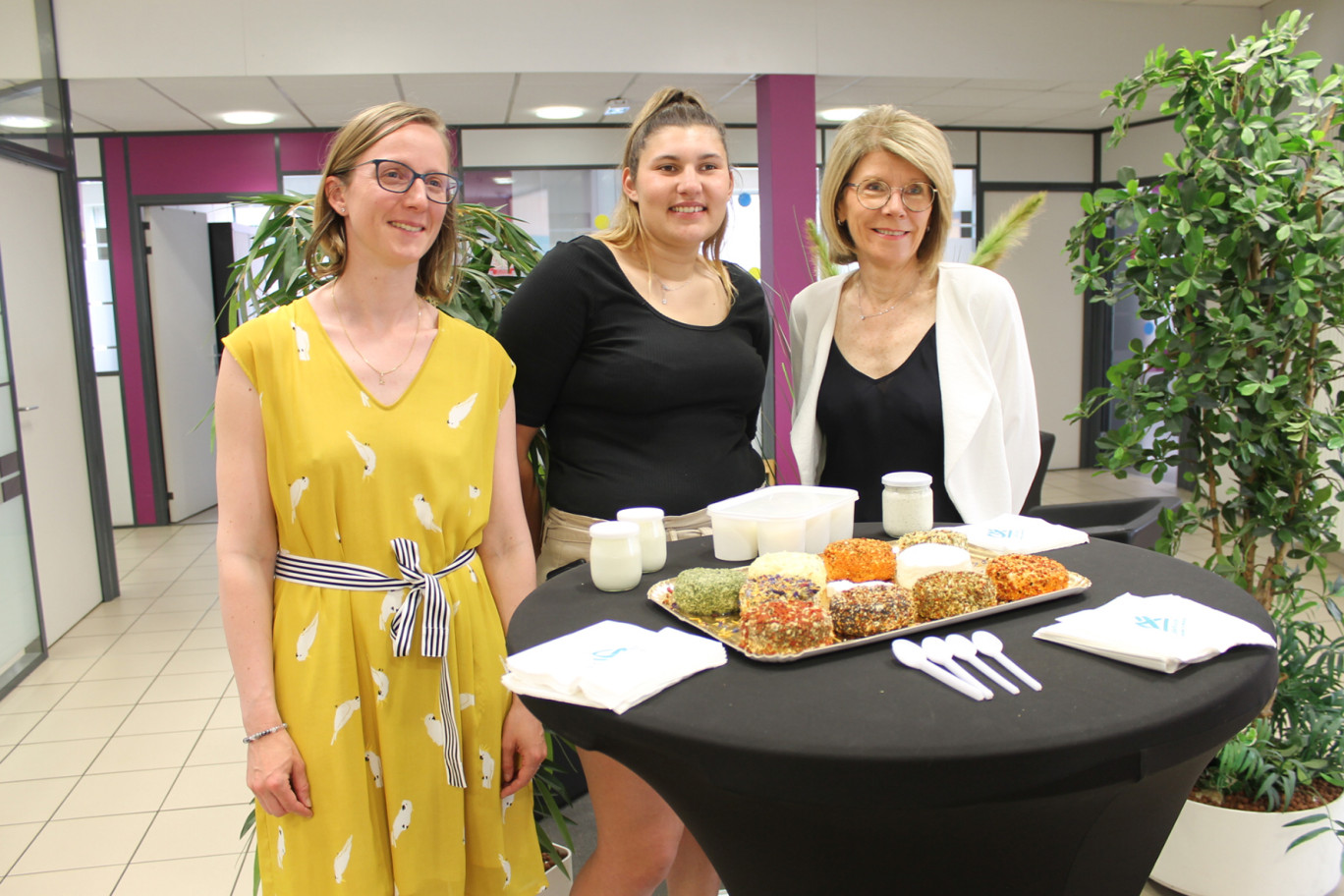 Léa Folley entourée de sa conseillère, Lucie Lamyvoisin et de la directrice de l’agence de Toul, Sylvie Felt Bibet.