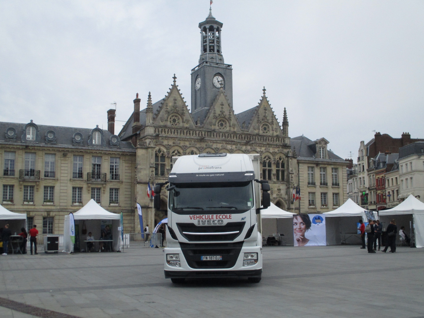 Le Village a été installé au cœur de la cité, place de l'Hôtel-de-ville. 