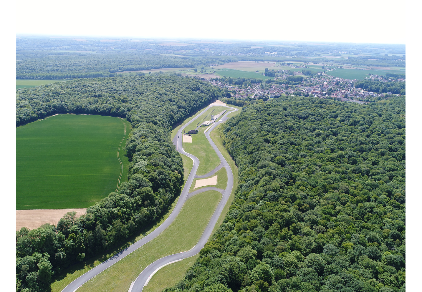 Le circuit fait 2 050 mètres de long et 9,20 mètres de large. ©Folembray Arena