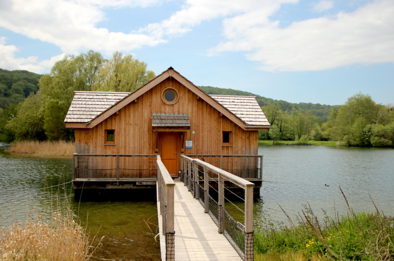 Cinq cabanes flottantes, équipées de bains nordiques, ont été ouvertes en 2021 sur l'un des étangs du domaine. © Aletheia Press/B.Delabre