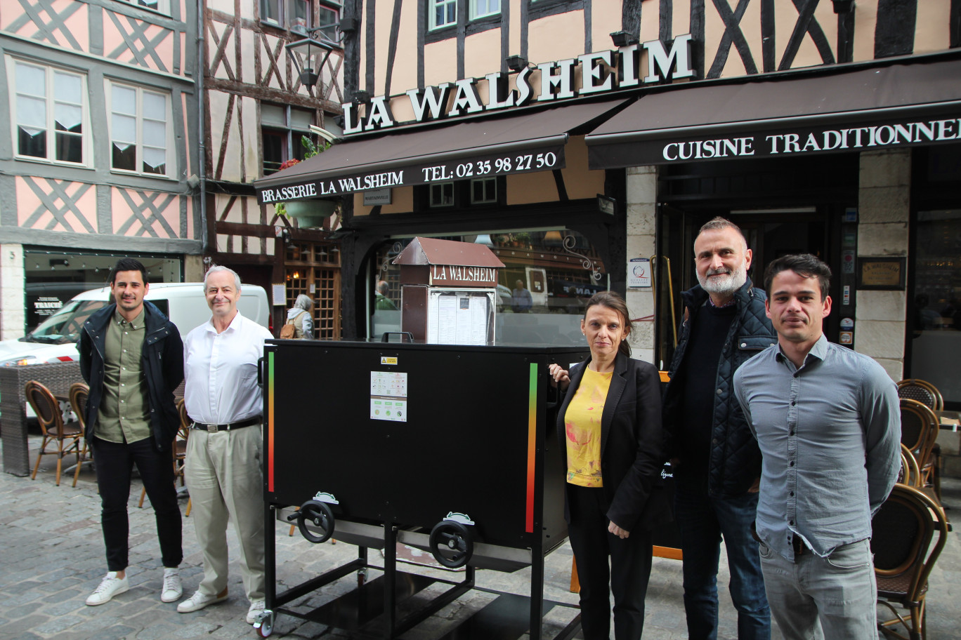 Lors de l'inauguration officielle du lombricomposteur de la Walsheim, le 25 mai. Un deuxième appareil sera mis en service prochainement au restaurant du Parc à Duclair. (© Aletheia Press / B.Delabre)