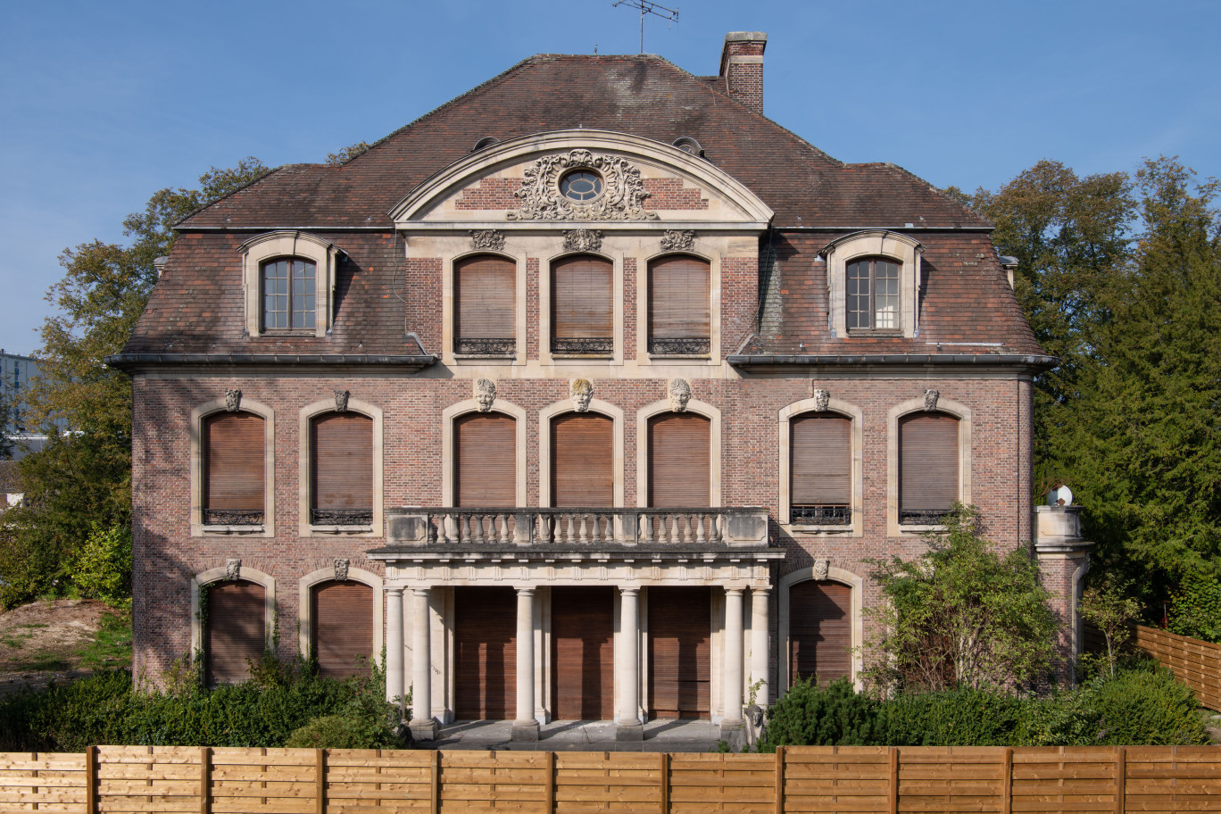 Le château est construit en 1931 dans le style art déco. ©Aegide-Domitys