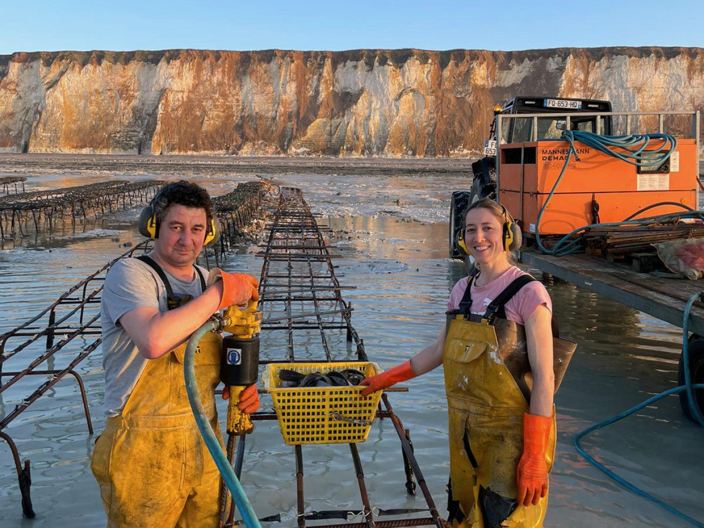 Emmanuel Maître et Annelyse Gauguelin produisent 60 t d'hîtres de Veules-les-Roses chaque année. (© Huitrerie du Nordet)