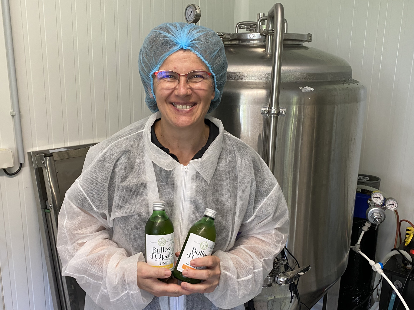 Anne Savignard a créé, il y a deux ans, Bulles d’Opale, première micro-brasserie de kombucha dans le Pas-de-Calais. © Aletheia Press/O.Prud’homme