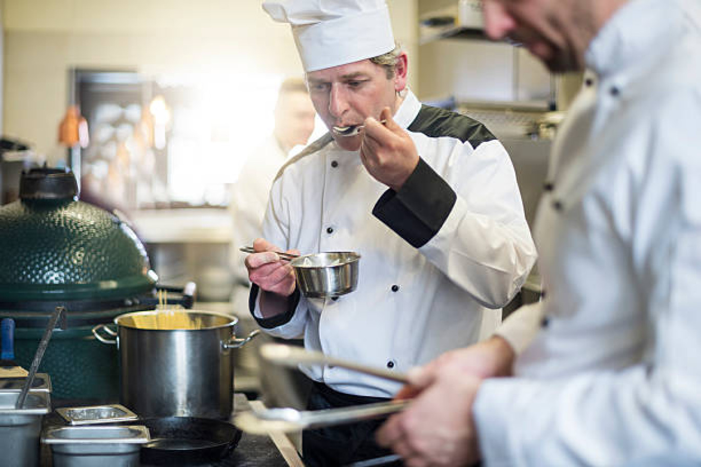 Le chef cuisinier est un rouage prisé et majeur du restaurant. Nombre d'établissements les associent à leur direction pour les garder en poste. 