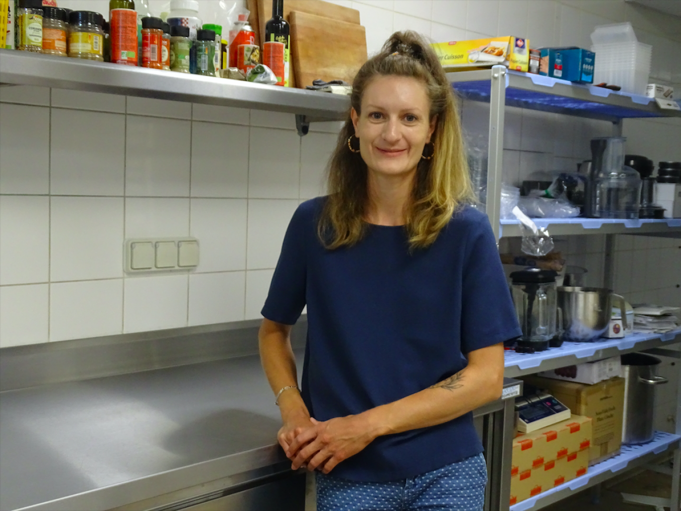 Avec son triporteur, Flavie Poncet livre ses bowls et ses desserts réalisés à partir de cuisine végétale dans les quartiers de la Toison d’Or, Valmy et à Ahuy. (© Herbivoriste)