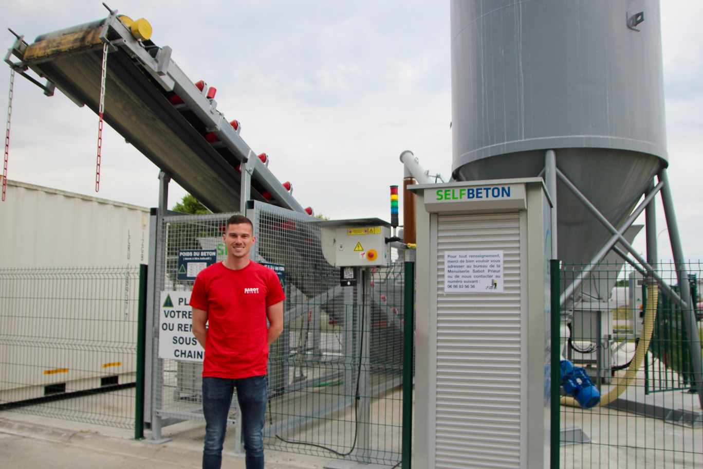 Valentin Sabot devant la centrale et son malaxeur de 500 l. (© Aletheia Press / B.Delabre)