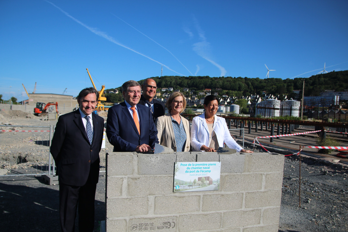 De g. à dr. : Bertrand Bellanger, Alain Bazille, Alain Gueydan, sous-préfet de Dieppe et, par intérim, du Havre, Marie Agnès Poussier-Winsback et Dominique Tessier, conseillère départementale. (© Aletheia Press / B.Delabre)