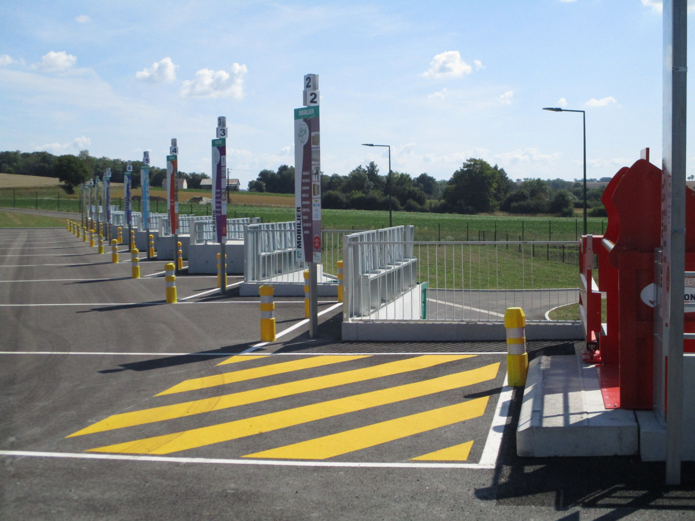 Pas moins de douze quais de déchargement disposant d’une signalétique détaillée pour optimiser le tri des déchets.