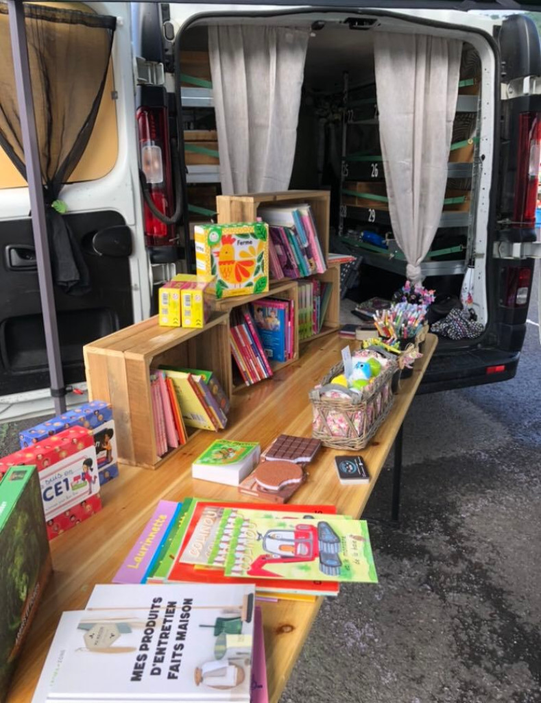 Martine Lobjois installe sa librairie dans les villages. 