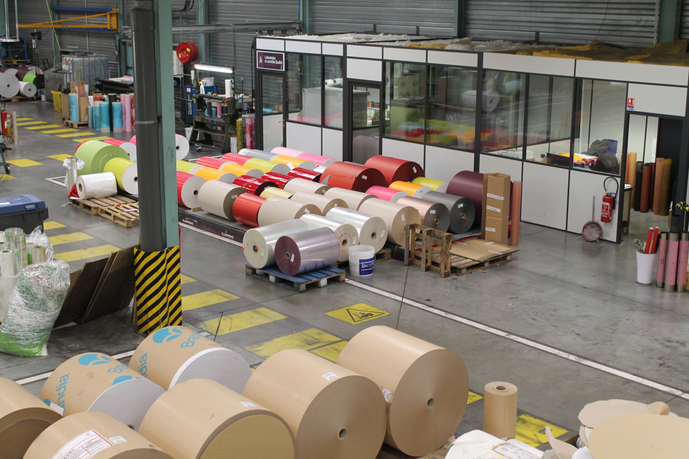 Une partie du stock des rouleaux qui servent à la fabrication des emballages.