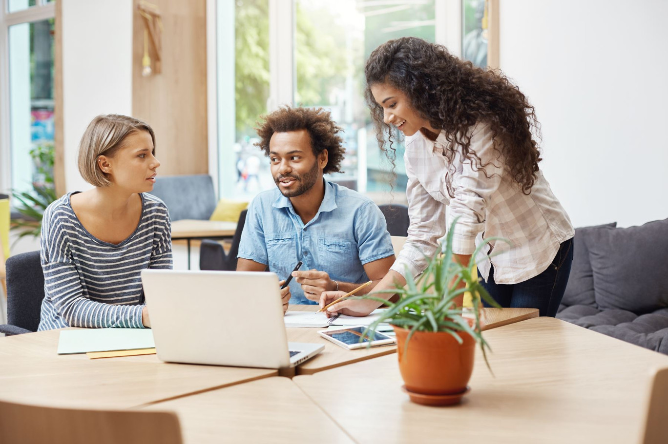 37% des 18-24 ans ont été contraints de faire évoluer leur projet professionnel en raison de la crise. © Cookie Studio