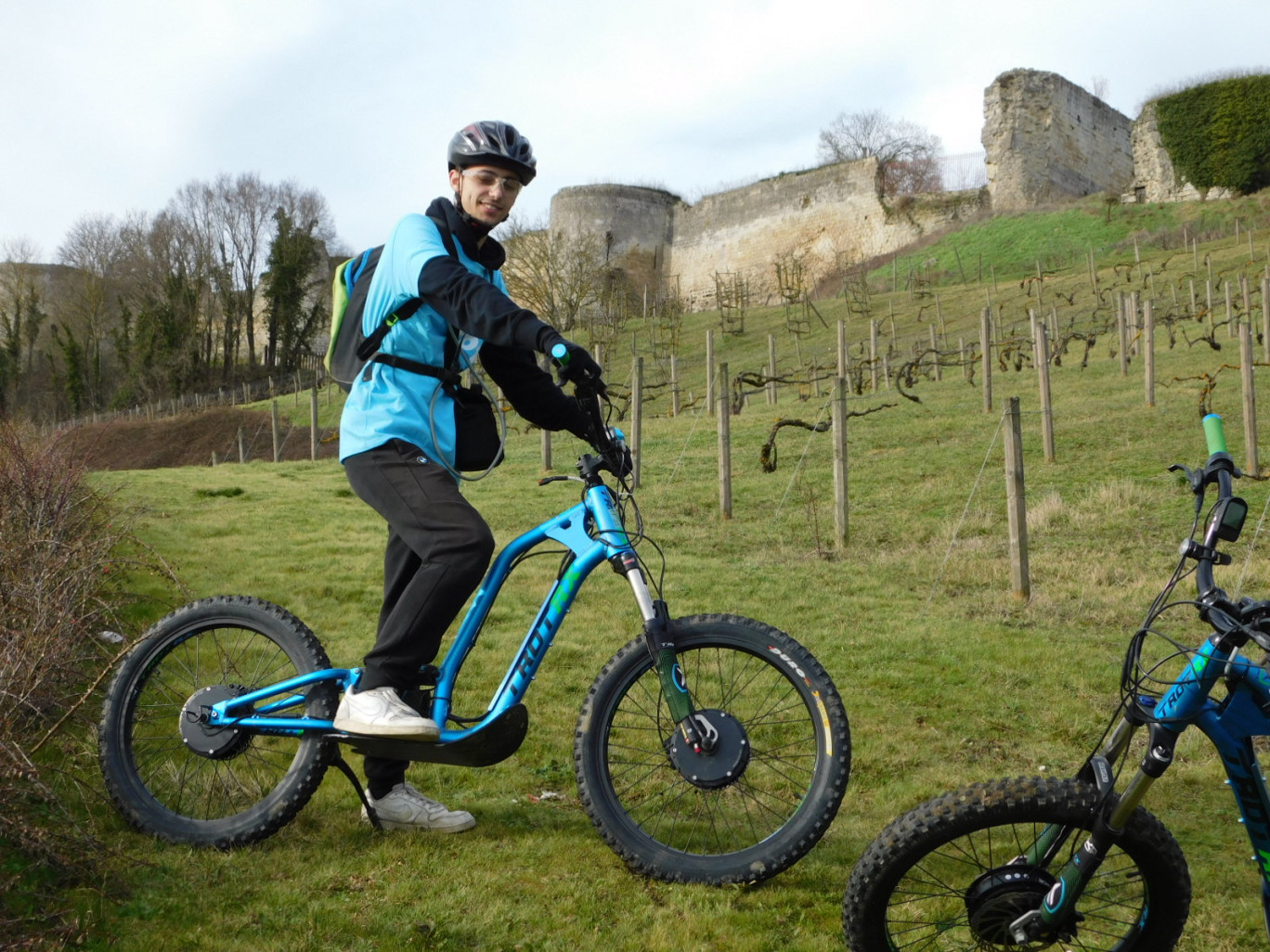 La trottinette électrique tout terrain se faufile pour découvrir des points de vue différents. 