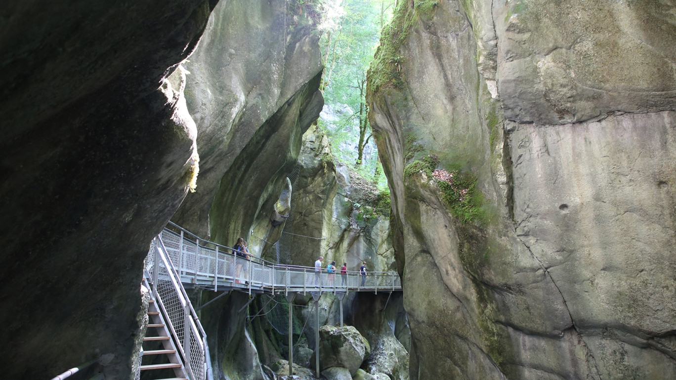 © : LesGorgesDuPont-Du-Diable Inaccessible aux personnes à mobilité réduite et aux poussettes, la visite s’adresse à tous les publics malgré les 60 mètres de dénivelé du chemin d’accès et les escaliers.