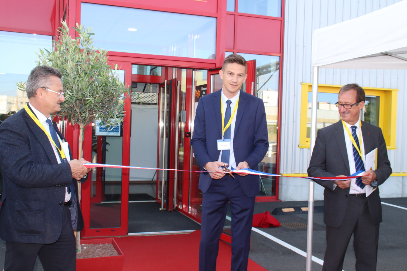 (de g. à dr.) Henri Nigay, président et directeur technique, Julien Burlat, directeur du site de Nesle, et Yves Nigay coupent le ruban.