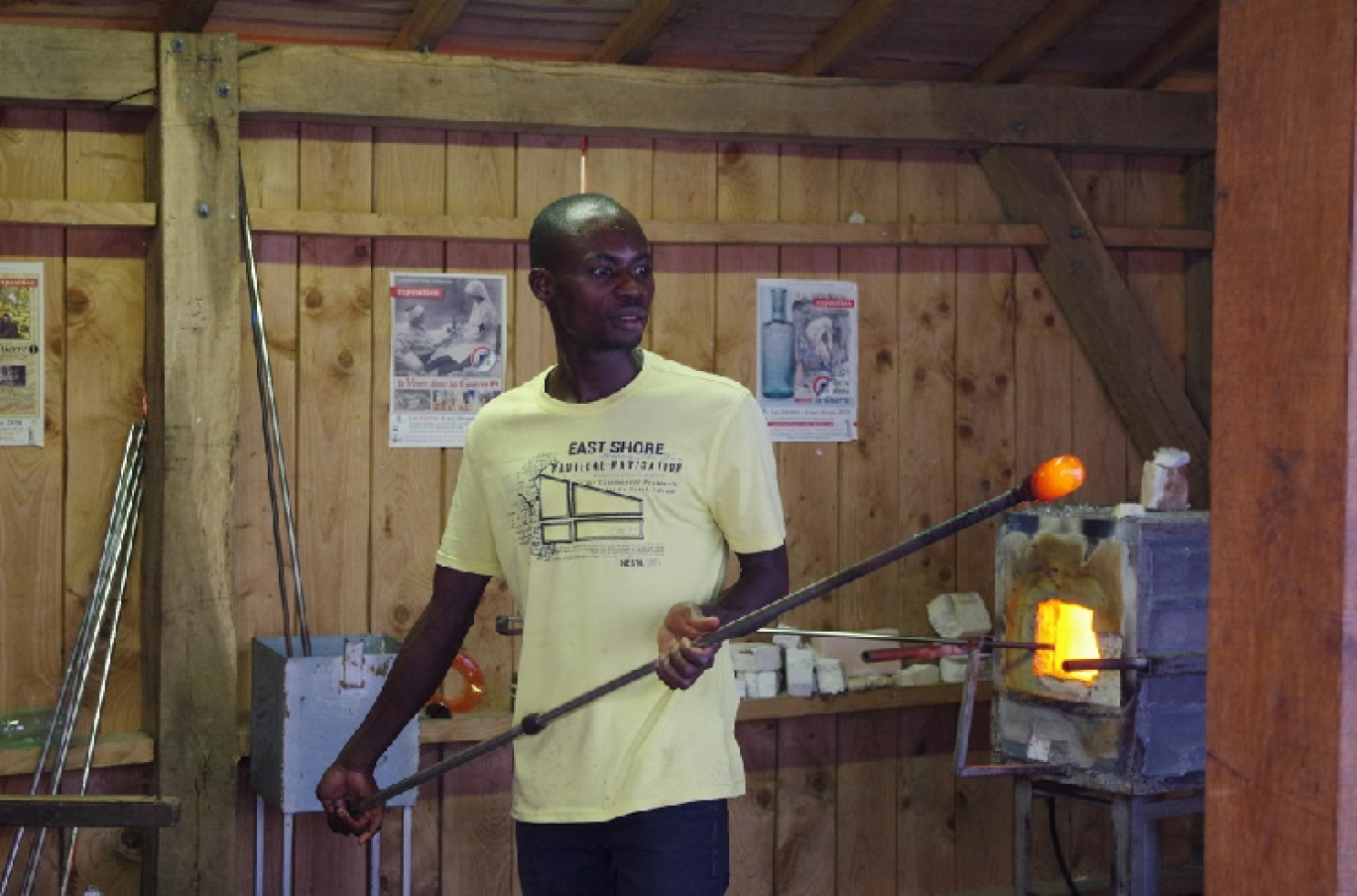 Younoussa Traoré dans son atelier au 12 rue de Montreville à Nancy. © : Musée du Verre d’Argonne. 