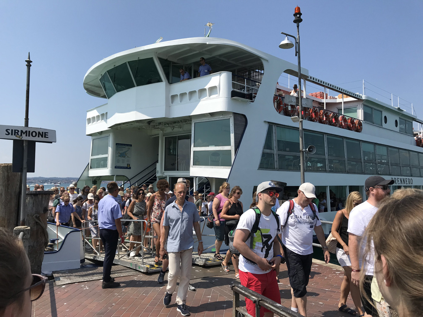 © : Olivier Razemon pour DSI Après deux ans de restrictions liées à la pandémie, les touristes sont de retour,  ici, en descendant d'un bateau sur le lac de Garde, en Italie, cet été.