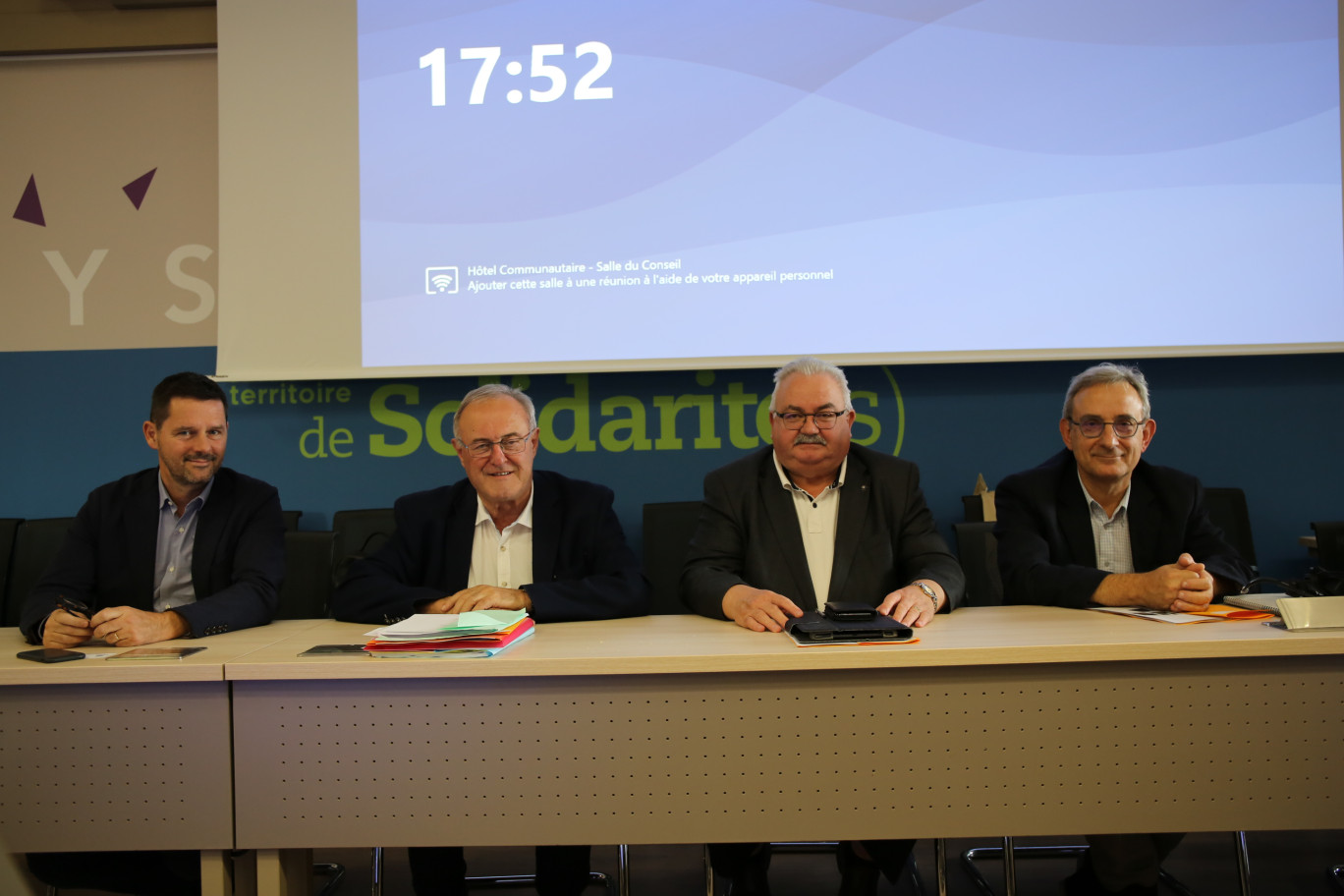 De g. à dr. : Johann Franchi, directeur général délégué du groupe Tisserin, Joël Duquenoy, président de la CAPSO, Pierre Evrard, vice-président de la CAPSO, et Vincent Walzack, directeur secteur habitat à la CAPSO. © Aletheia Press/L.Duluc