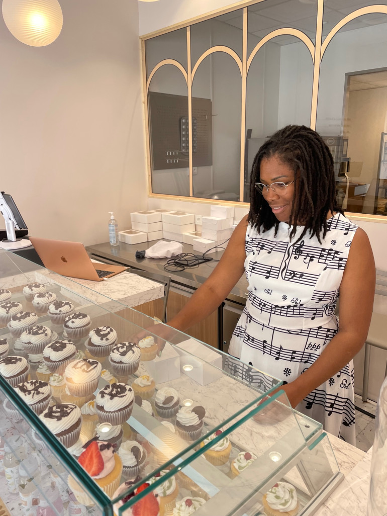 Olivia Bienvenu dans sa boutique de cupcakes, Ô Gourmandises de Lola, située rue de Noyon à Amiens.