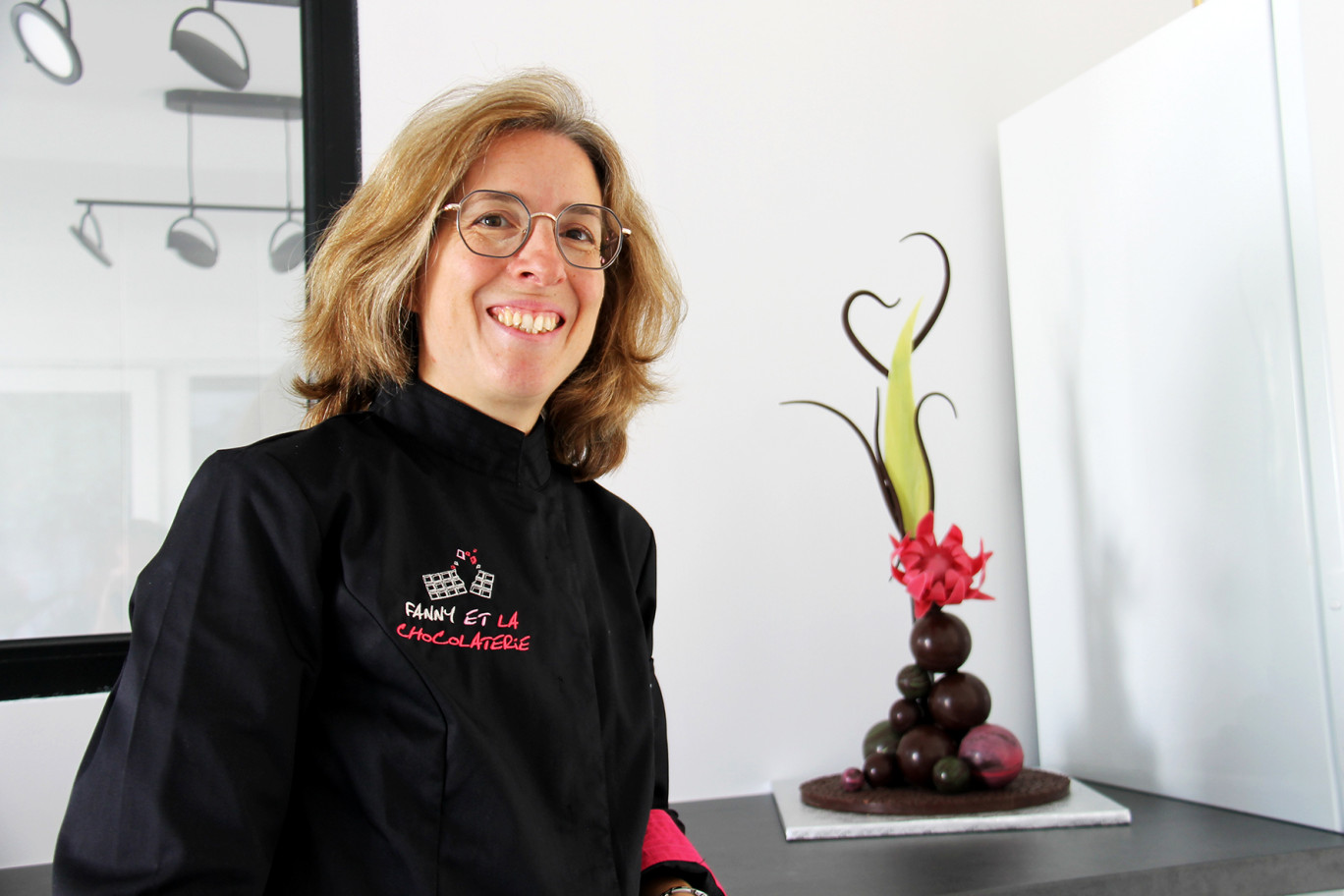 Ancienne responsable de formation dans un grand groupe bancaire, Fanny Nennig, aujourd’hui artisane chocolatière, organise des séances de team building où le chocolat est révélateur et fédérateur. 