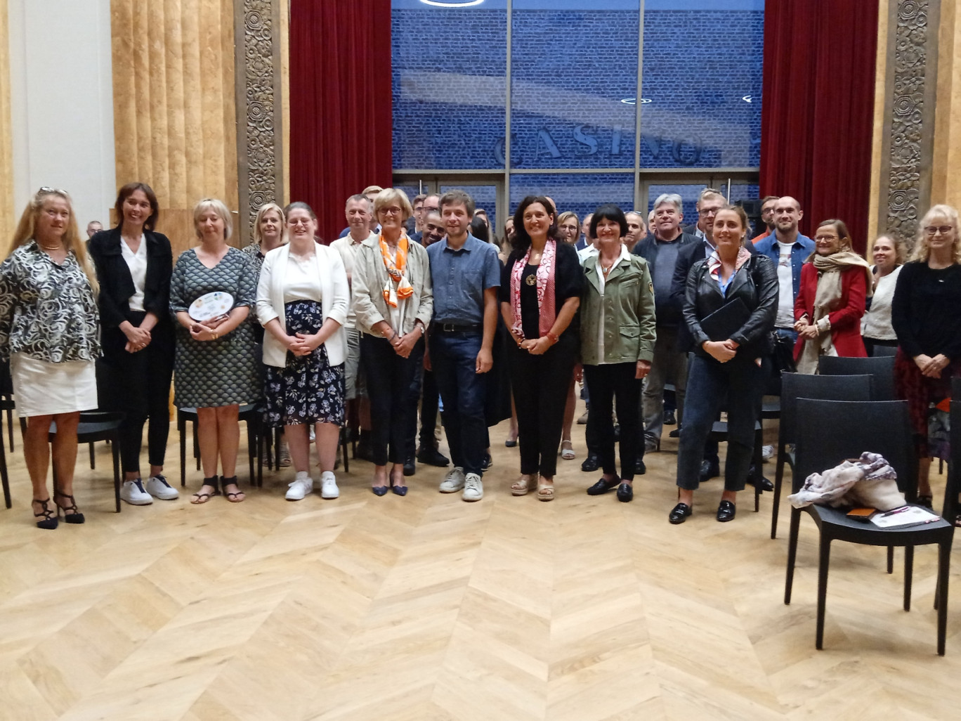 La présidente et organisatrice de l’évènement Manal Faxelle sait pouvoir compter « sur des partenaires en or » pour réussir ce premier salon du développement durable à Saint-Quentin. Photo de famille pour clôturer la soirée des partenaires. 