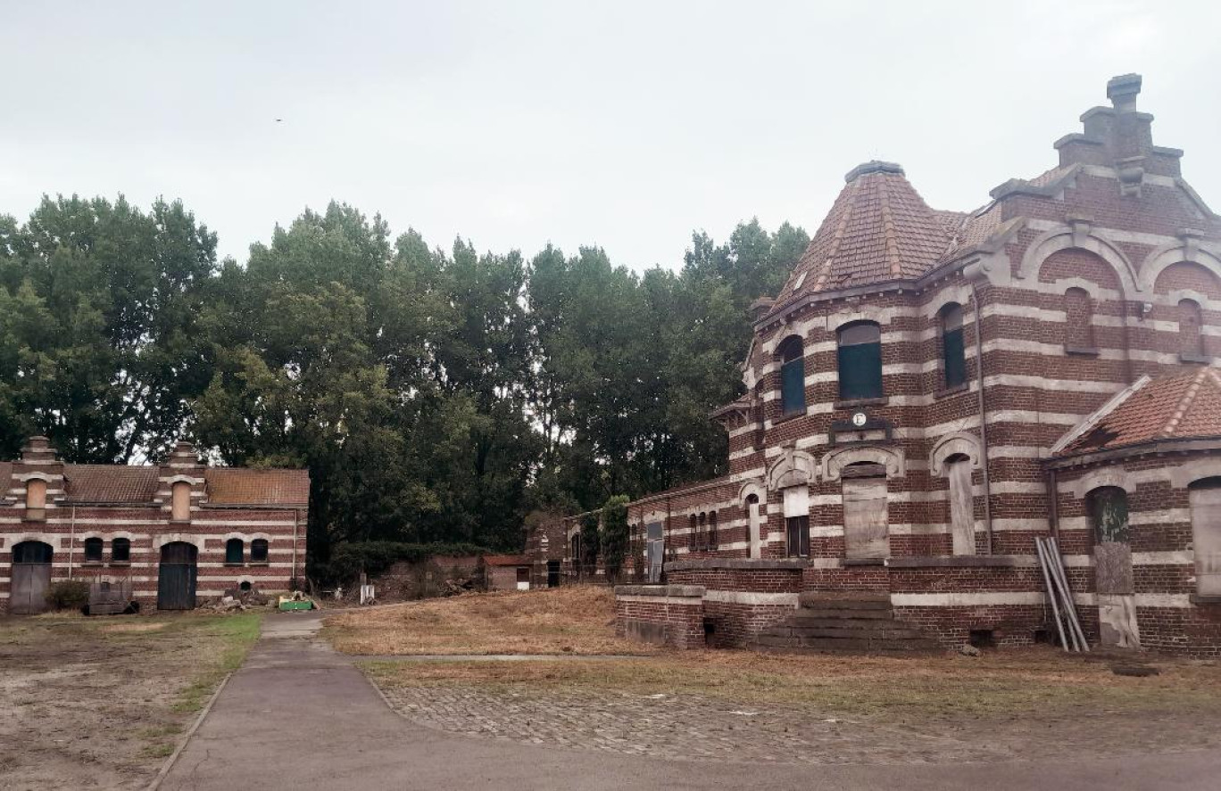 La Ferme Nord, exemple remarquable d'architecture flamande, est à l'abandon depuis le milieu des années 80. Elle devrait retrouver une deuxième vie dès 2025. 