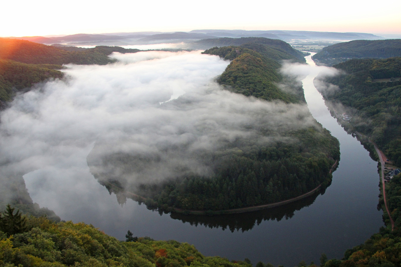 Rivière irrégulière, la Sarre traverse six communes de la Moselle, une en Alsace bossue et cinq en Allemagne. 