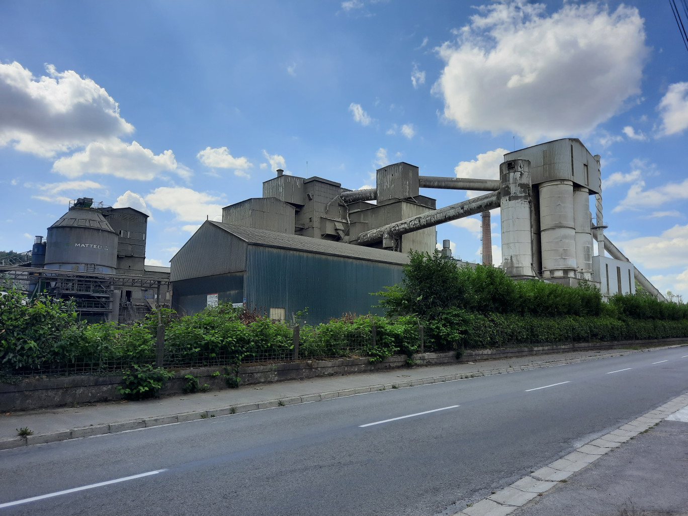 135 personnes travaillent sur le site de la cimenterie, à Lumbres. © Eqiom