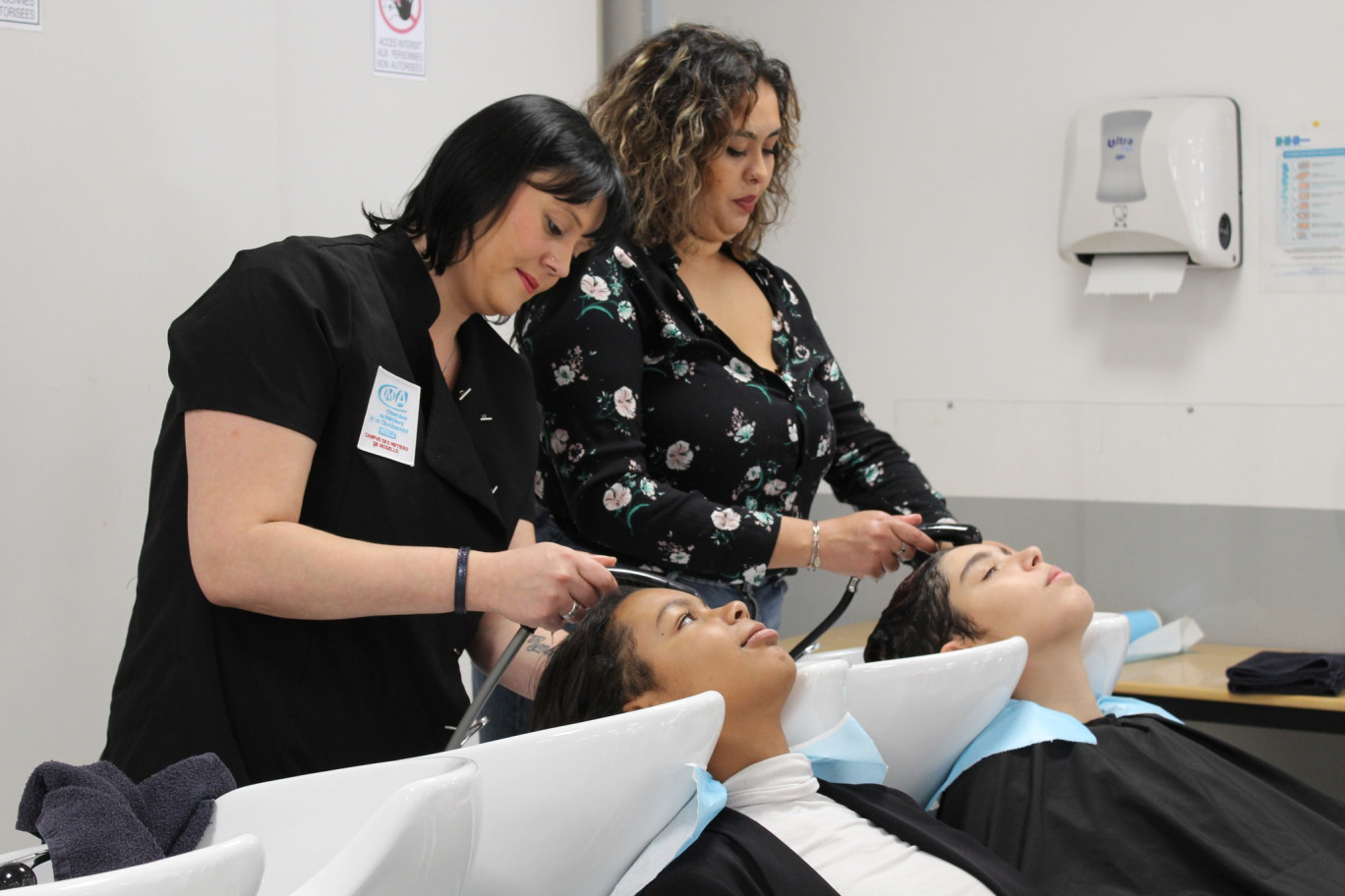 Les apprentis du CFA de Metz ont relooké leurs camarades du lycée hôtelier Mondon. © : CMA 57.