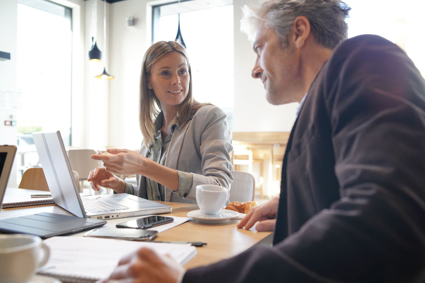 Pour plus d’un salarié sur deux, l’égalité salariale hommes/femmes est une priorité pour l'entreprise. © goodluz