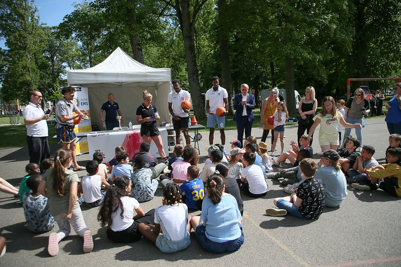 Durant l'été, la municipalité cherche à emmener un maximum de jeunes vers le sport, avec des animations comme ici avec le basket 3x3. ©Saint Quentin/ L. Couvée