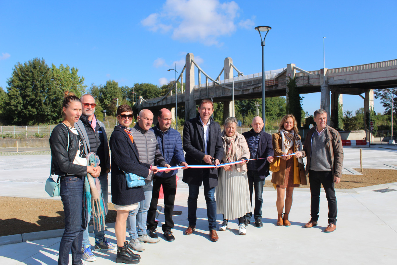 Éric Delhaye, maire de Laon (au centre) entouré d'élus du conseil municipal et de partenaires du projet de création d'une halle de marché couvert.