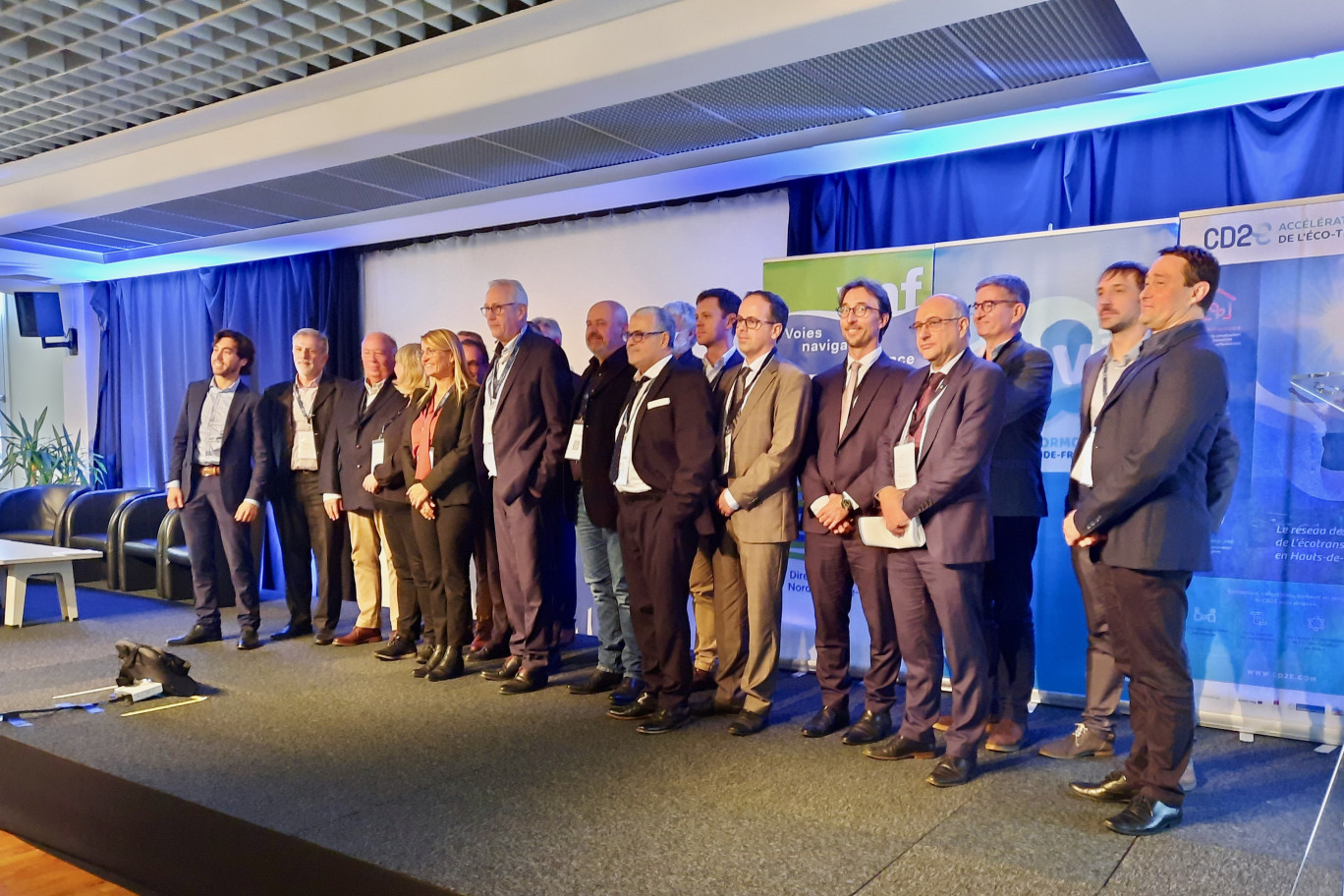 Les 18 signataires de l’Engagement pour la Croissance Verte réunis sur la scène. © Aletheia Press/L.Péron