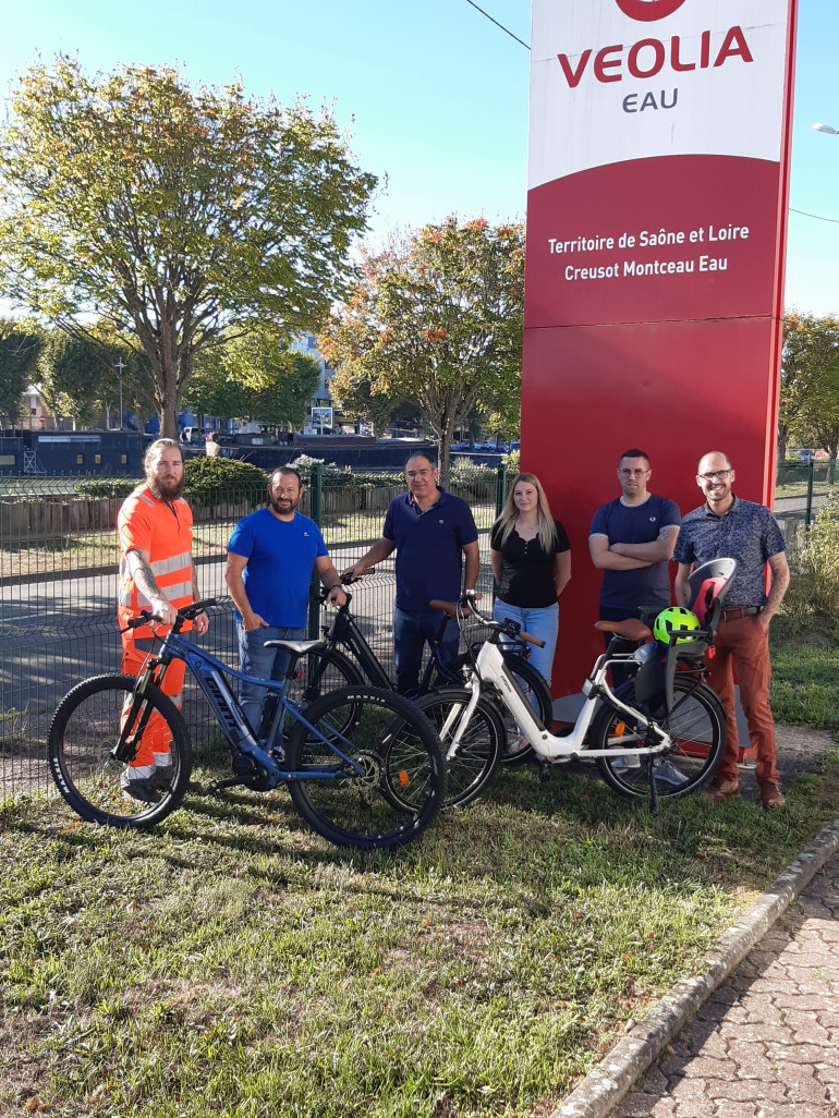 Nicolas Savry (à droite) et Florent Delemarre (au centre) ont reçu leur vélo électrique en juillet dernier et cumulent depuis les kilomètres. (© Veolia)