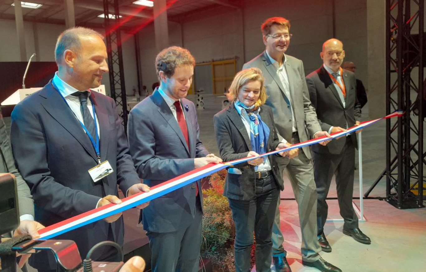 De gauche à droite : Julien De Lapize, président de SDAN, Clément Beaune, ministre délégué aux transports, Emmanuelle Verger, présidente du Conseil de surveillance du port de Dunkerque, Patrice Vergriete, président de la Communauté urbaine de Dunkerque et Maurice Georges, président du directoire du port de Dunkerque, lors de l'inauguration du premier bâtiment logistique sur la zone DLI.