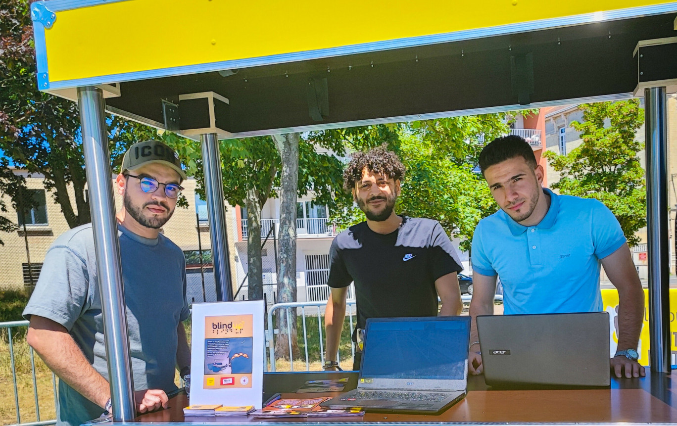 Bilal Zaïdi, Melvin Salez et Yacine Diabi ont reçu le prix Coup de coeur du Réseau Entreprendre Seine Estuaire pour leur projet Blindup.  (Photo BlindUp)