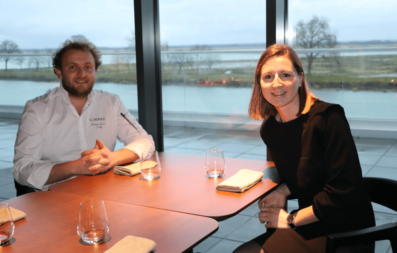 La salle de restaurant a vue sur la baie.