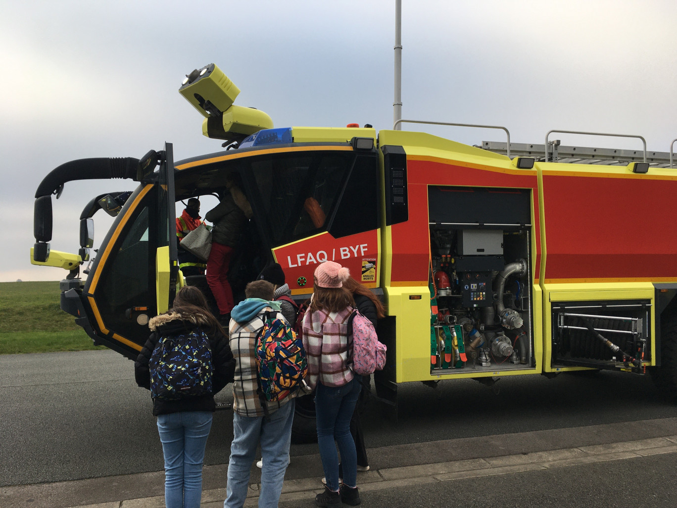 Les élèves ont découvert les métiers de l’aéroport d’Albert Méaulte qui accueillait l’Eductour. L’occasion de susciter des vocations dans une filière qui compte, en 2022, 540 postes à pourvoir dans les Hauts-de-France.  (Aletheia Press/DLP)