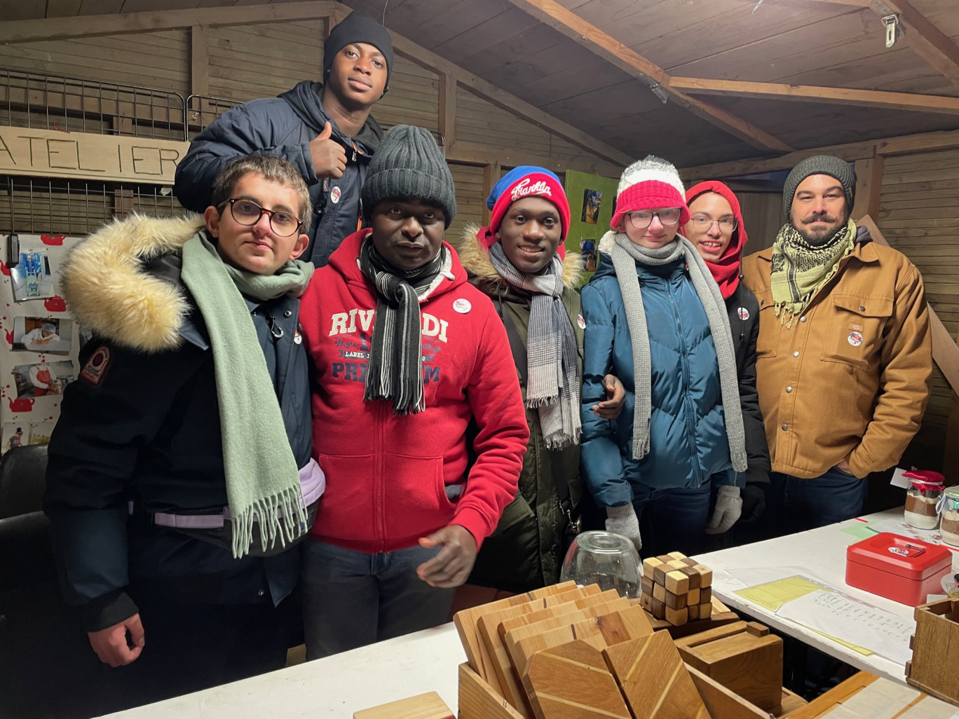 Des membres de l'IME les 4 Chemins Adapei 80 d'Ailly-sur-Somme dans leur chalet.