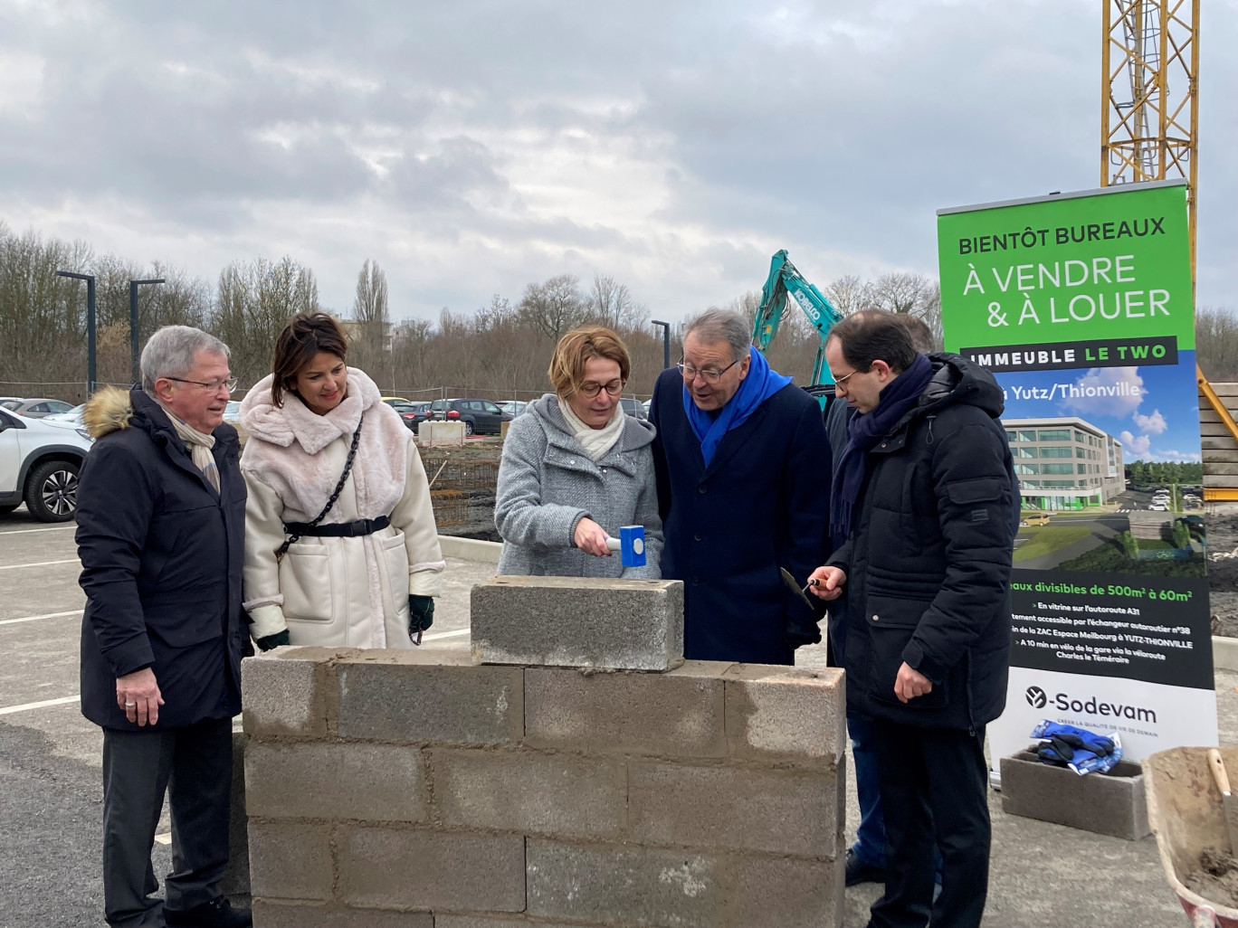 Les élus du territoire posant la première pierre de «le Two». © Sodevam.  