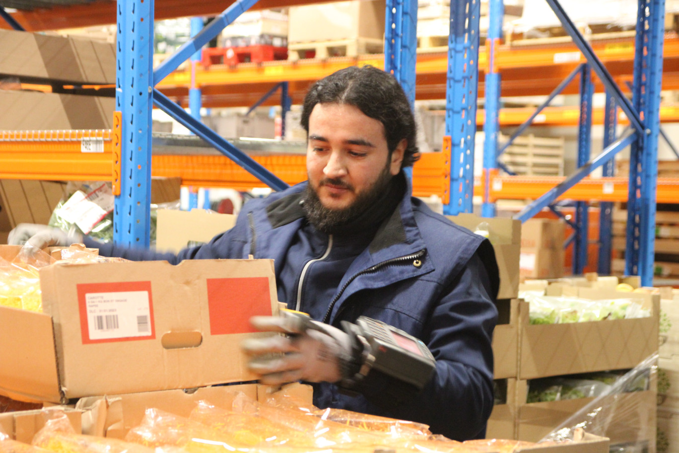 Récemment embauché comme préparateur de commandes par Terre Azur à Maromme, Marco Figueiredo a bénéficié d'une immersion d'une semaine au sein de l'entreprise. (© Aletheia Press / B.Delabre)