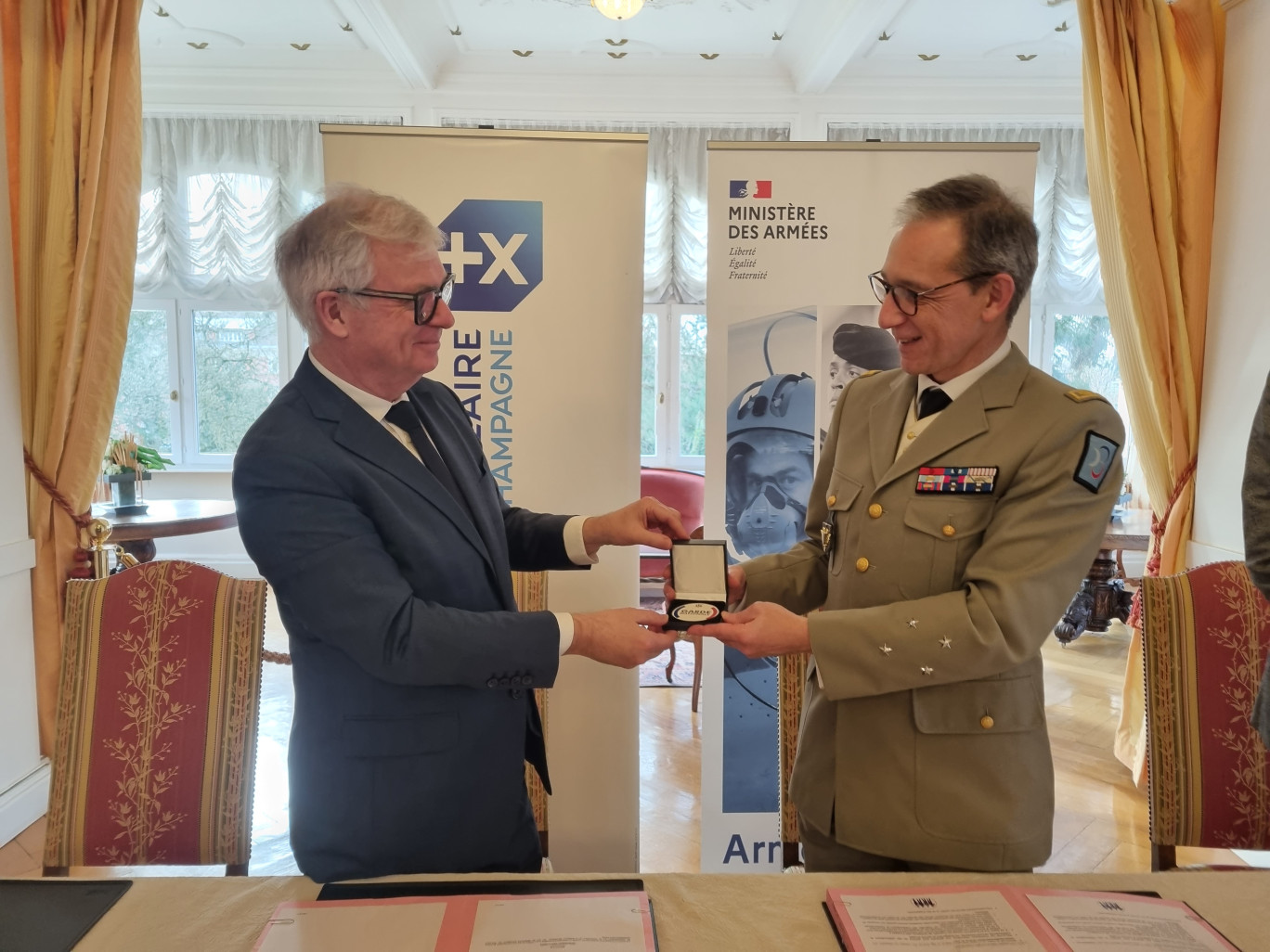 Le général de corps d'armée, Alexandre d'Andoque de Sériège, remettant la médaille de la garde nationale à Dominique Garnier, directeur général de la BPALC.