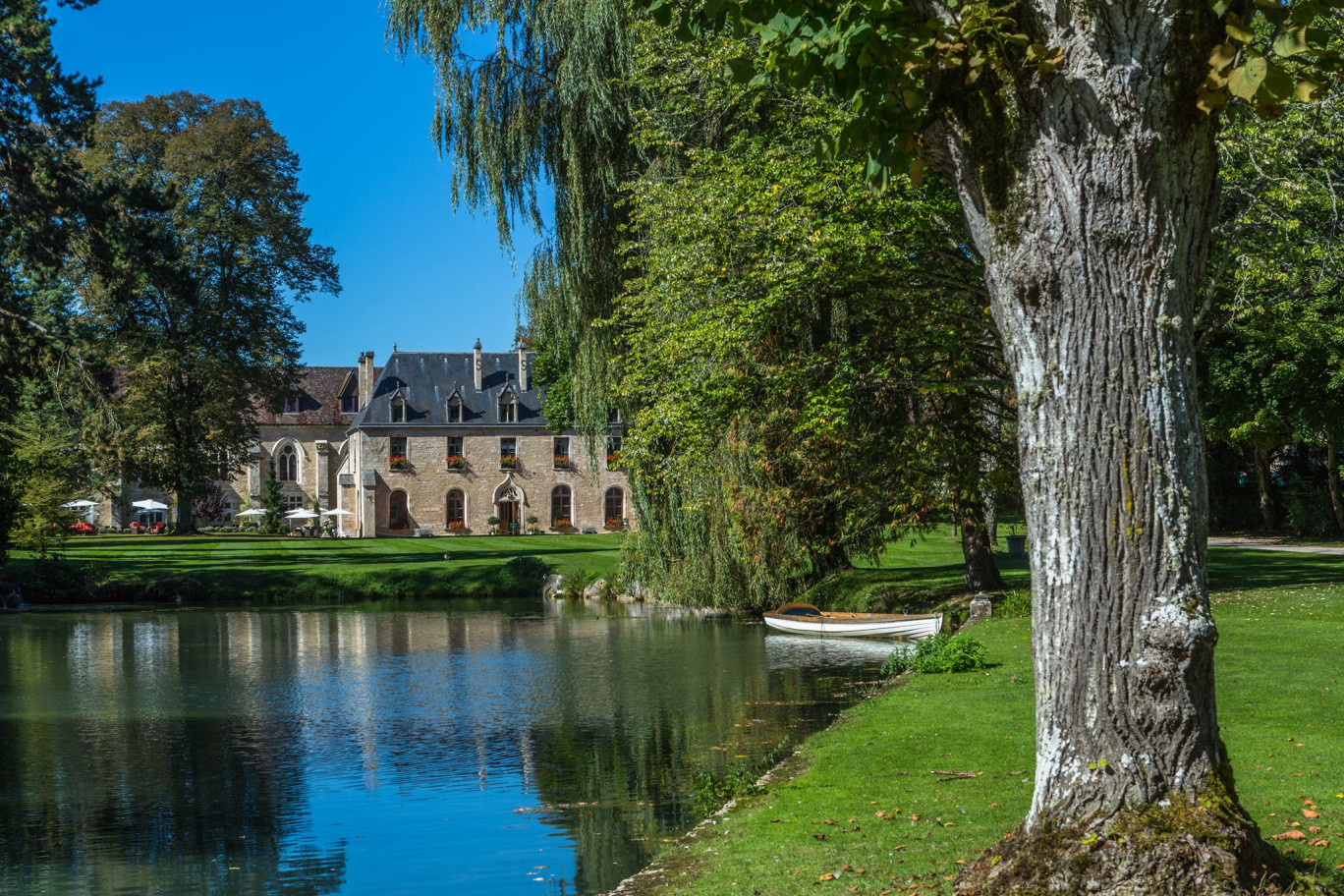 L’abbaye cistercienne est nichée dans un écrin de verdure de 7 hectares. (© Abbaye de La Bussière-sur-Ouche)